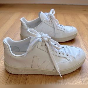Veja V-12 Sneakers in Extra White Size 36 / size 6